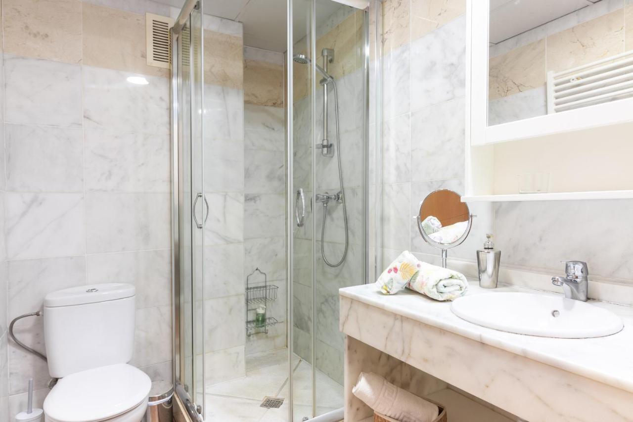 Sea & Wave Adela Boutique Apartment Malaga Exterior photo